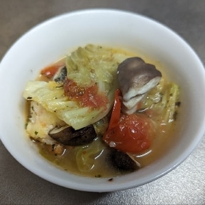 白菜とミニトマトのコンソメスープ